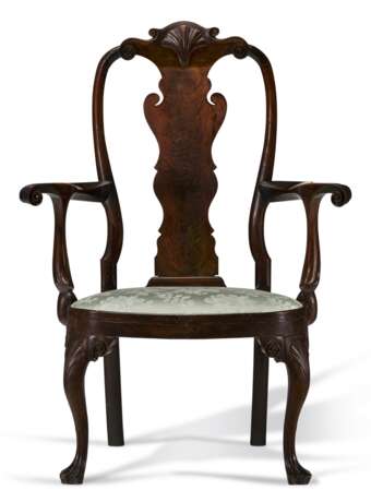 A MAGNIFICENT QUEEN ANNE CARVED WALNUT ARMCHAIR - фото 1