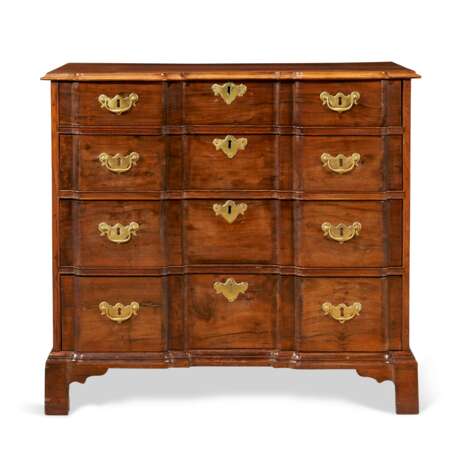 A CHIPPENDALE MAHOGANY BLOCK-FRONT CHEST-OF-DRAWERS - фото 1