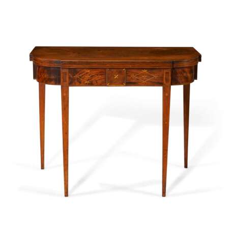 A FEDERAL INLAID CHERRYWOOD AND MAHOGANY CARD TABLE - Foto 1