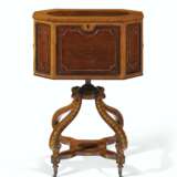 A FEDERAL STENCIL-DECORATED AND INLAID SATINWOOD AND MAHOGANY CELLARETTE - Foto 1