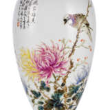 Vase mit Vogel und Blütenmalerei neben Gedicht aus Porzellan - Foto 1