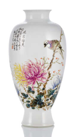 Vase mit Vogel und Blütenmalerei neben Gedicht aus Porzellan - Foto 1
