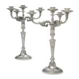 A PAIR OF AMERICAN SILVER FOUR-LIGHT CANDELABRA - Foto 1