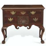 A CHIPPENDALE CARVED MAHOGANY DRESSING TABLE - Foto 1