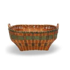 A FINELY WOVEN GREEN AND NATURAL SPLINT BASKET