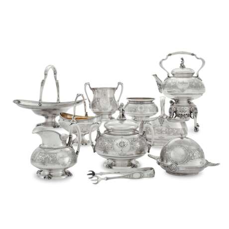A SUITE OF NINE MATCHING AMERICAN SILVER TEA AND TABLE WARES - Foto 1