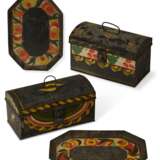 A GROUP OF FOUR BLACK PAINT-DECORATED TOLEWARE ITEMS - фото 1