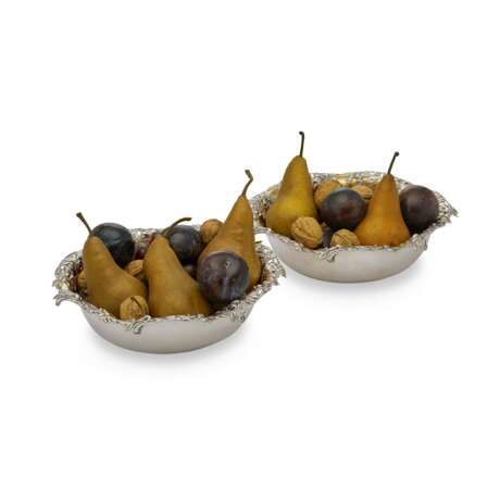 A PAIR OF AMERICAN PARCEL-GILT SILVER BERRY BOWLS - photo 1