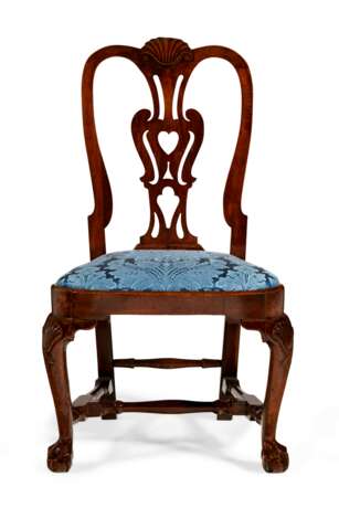 A QUEEN ANNE CARVED WALNUT SIDE CHAIR - фото 1