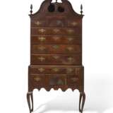 THE WILCOX FAMILY QUEEN ANNE CARVED CHERRYWOOD HIGH CHEST-OF-DRAWERS - Foto 1