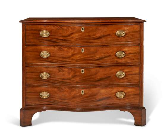A CHIPPENDALE MAHOGANY VENEERED SERPENTINE-FRONT CHEST-OF-DRAWERS - фото 1