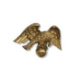 A CARVED AND GILTWOOD EAGLE - Foto 1