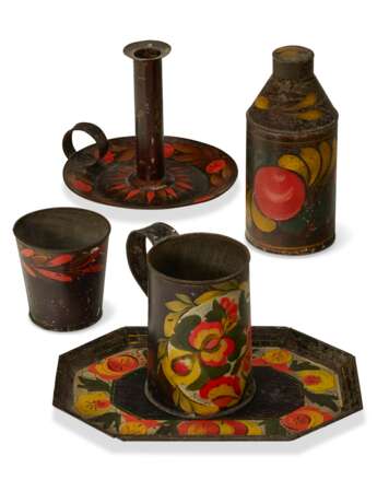 A GROUP OF FIVE BLACK PAINT-DECORATED TOLEWARE ITEMS - фото 1