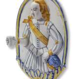 A CONTINENTAL FAIENCE POLYCHROME FIGURAL WALL SCONCE - photo 1