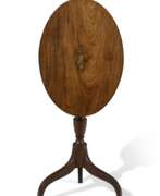 Inkrustation. A FEDERAL EAGLE INLAID MAHOGANY TILT-TOP CANDLE STAND