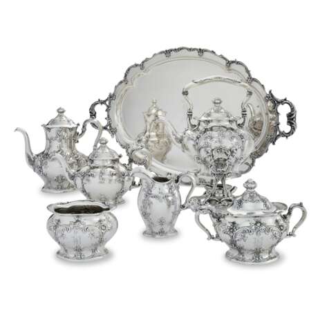 AN AMERICAN SILVER SIX-PIECE TEA AND COFFEE SERVICE AND TWO-HANDLED TRAY - Foto 1