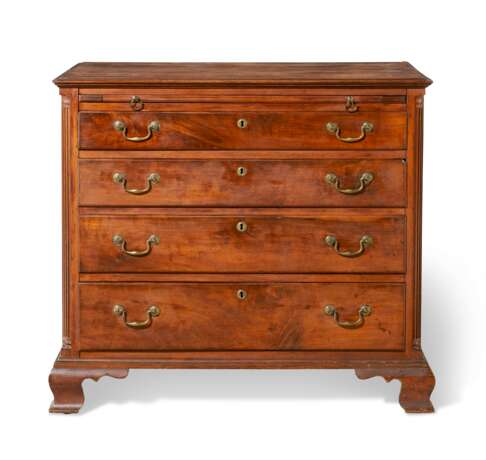 A CHIPPENDALE CARVED CHERRYWOOD CHEST-OF-DRAWERS - Foto 1