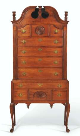A QUEEN ANNE FIGURED MAPLE HIGH CHEST-OF-DRAWERS - Foto 1