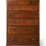 A FEDERAL INLAID WALNUT TALL CHEST-OF-DRAWERS - Foto 1