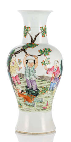 Balusterförmige Vase mit polychromem Dekor spielender Jungen - photo 1