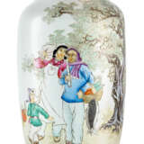 Polychrom dekorierte Vase aus Porzellan - Foto 1