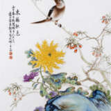 Porzellanplatte mit Darstellung eines Vogels mit Chrysanthemen und Himmelsbambus - photo 1