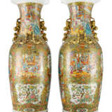 Paar grosse 'Famille rose'-Vasen aus Porzellan, in der Kanton-Palette dekoriert - photo 1