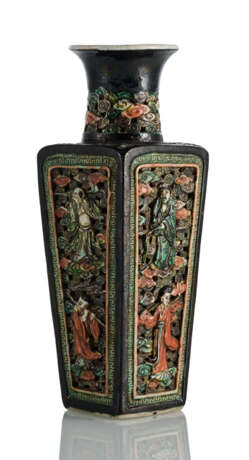 'Famille noire'-glasierte Balustervase mit Dekor der acht Unsterblichen in Durchbruch - photo 1