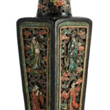 'Famille noire'-glasierte Balustervase mit Dekor der acht Unsterblichen in Durchbruch - photo 1