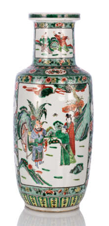 Grosse Rouleau-Vase mit Romanszenen-Dekor in den Farben der Famille verte - photo 1