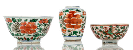 Zwei Schalen und eine kleine Vase mit 'Wucai'-Glasur - фото 1