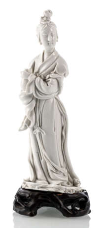 Dehua-Figur des Guanyin, eine Vase vor der Brust haltend, Holzsockel - фото 1