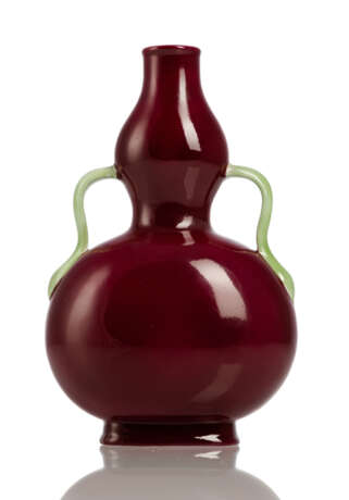 Kürbisflasche aus Porzellan mit 'puce'-Glasur und hellgrünen Handhaben - Foto 1