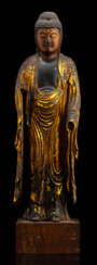 Figur des stehenden Amida aus Holz mit Lackauflage und Vergoldung auf Holzstand