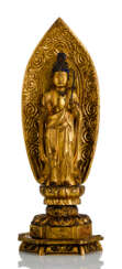 Figur des Seishi Bosatsu auf einem Lotos vor Mandorla stehend aus Holz mit Lackvergoldung