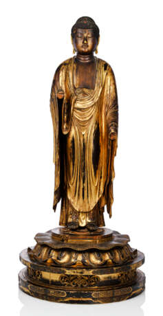 Skulptur des stehenden Buddha Amida auf einem getreppten Sockel aus Holz mit Lackfassung - photo 1