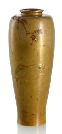 Vase aus Buntmetall mit Dekor eines auftauchenden Karpfens unter einem Ahornzweig - photo 1