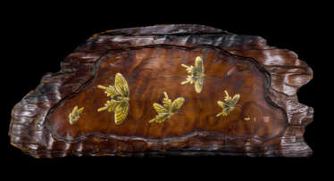 Zierpaneel in Form eines Baumsegments mit Dekor von Schmetterlingen in Goldlack