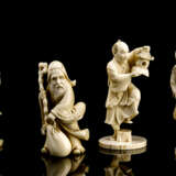 Vier Okimono aus Elfenbein mit figürlichen Darstellungen - Foto 1