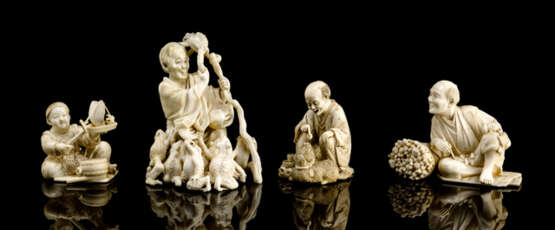 Vier Okimono aus Elfenbein mit figürlichen Darstellungen - фото 1