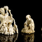 Vier Okimono aus Elfenbein mit figürlichen Darstellungen - photo 1