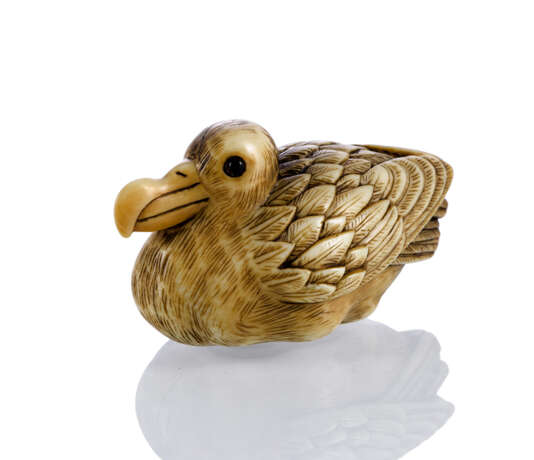 Netsuke einer liegenden Ente aus Elfenbein mit Hornpupillen - фото 1