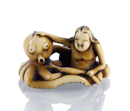 Netsuke einer Muscheltaucherin mit Oktopus aus Elfenbein - фото 1