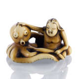 Netsuke einer Muscheltaucherin mit Oktopus aus Elfenbein - фото 1