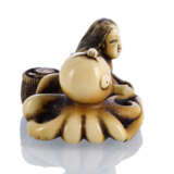 Netsuke einer Muscheltaucherin mit Oktopus aus Elfenbein - фото 2