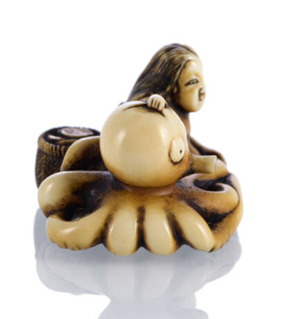 Netsuke einer Muscheltaucherin mit Oktopus aus Elfenbein - фото 2