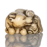 Netsuke des Jûrojin neben einem liegenden Wasserbüffel aus Elfenbein - Foto 1