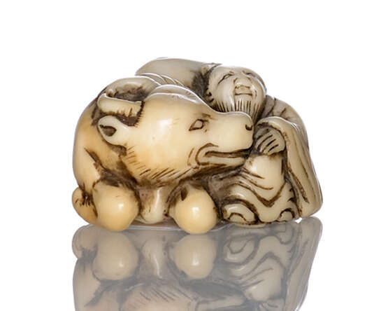 Netsuke des Jûrojin neben einem liegenden Wasserbüffel aus Elfenbein - Foto 1