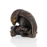 Feines Netsuke eines Adlers einen Affen atackierend aus Buchsbaum gearbeitet - Foto 1