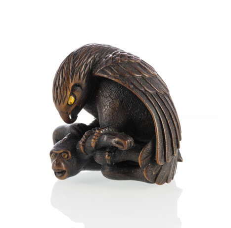 Feines Netsuke eines Adlers einen Affen atackierend aus Buchsbaum gearbeitet - photo 1